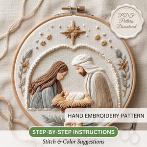 Könnte beinhalten: Ein Handstickmuster in einem Holzrahmen mit einer Krippenszene in Braun-, Grau- und Weißtönen. Das Design enthält einen Stern, florale Akzente und den Text PDF Pattern Download sowie Hand Embroidery Pattern.