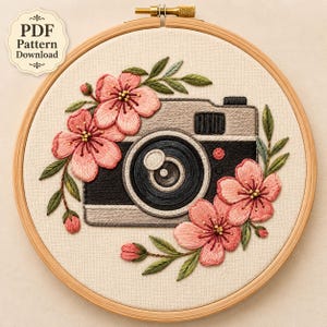 Stickmuster „Vintage-Kamera“ (PDF) – Retro-Fotografie-Blumenstickerei-Design (digitaler Download)