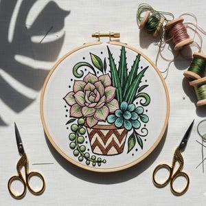 Puede incluir: Un juego de tres tazas de cerámica con un acabado moteado y mate. Las tazas son en tonos crema, gris claro y gris oscuro. Cada taza tiene un diseño simple y minimalista, ideal para café o té.