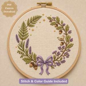 Söt botanisk krans handbroderimönster digital nedladdning PDF, ekollonbär lavendel rosettdesign nybörjare, enkel gör-det-själv-ringkonst present