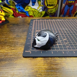 Brelok Spawn 3D z oczami aktywowanymi światłem czarnym