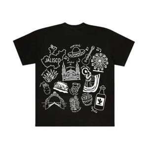 Puede incluir: Camiseta negra con un dise&ntilde;o gr&aacute;fico blanco que presenta monumentos y s&iacute;mbolos culturales de Jalisco, M&eacute;xico. El dise&ntilde;o incluye un contorno de mapa, catedral, sombrero, guitarra y botella de tequila.