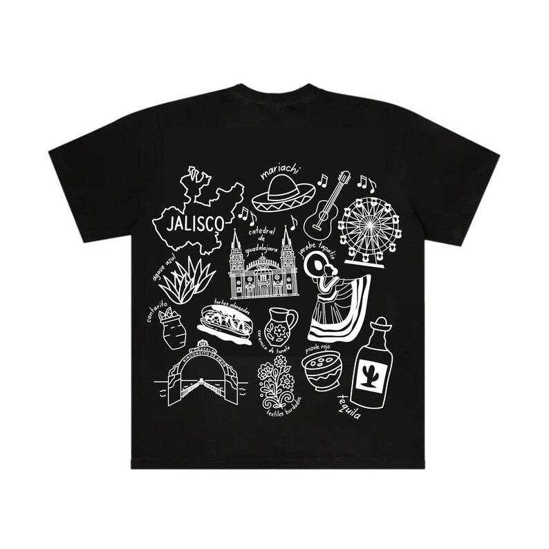 Puede incluir: Camiseta negra con un dise&ntilde;o gr&aacute;fico blanco que presenta monumentos y s&iacute;mbolos culturales de Jalisco, M&eacute;xico. El dise&ntilde;o incluye un contorno de mapa, catedral, sombrero, guitarra y botella de tequila.