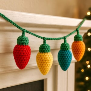 Könnte beinhalten: Handgefertigte Häkelgirlande mit vier farbenfrohen Glühbirnen-Ornamenten. Die Glühbirnen sind rot, gelb, türkis und orange, jede mit einer grünen Kappe. Die Girlande ist an einer grünen Häkelschnur aufgereiht, perfekt für festliche Dekorationen.
