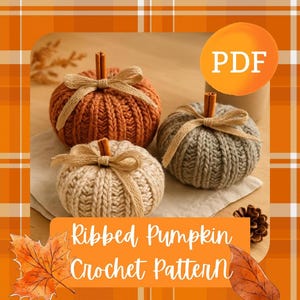 Puede incluir: Tres calabazas de ganchillo en tonos naranja, gris y crema, cada una con un tallo de canela y un lazo de cinta beige. El texto "Ribbed Pumpkin Crochet Pattern" se muestra en una pancarta naranja. Un icono PDF está en la esquina superior derecha.