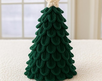 Patroon gehaakte kerstboom voor beginners (pdf) – kegel met gelaagde bladeren, stertopper - gehaakte kerstboom op tafel
