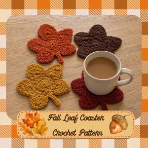 Pode incluir: Quatro bases para copos em croché em forma de folha nas cores laranja, castanho escuro, amarelo mostarda e vermelho profundo, dispostas à volta de uma caneca de cerâmica salpicada com café. Inclui o texto Fall Leaf Coaster Crochet Pattern e uma bolota.