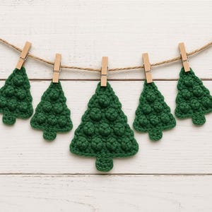 Patrón de ganchillo en PDF para adorno navideño de árbol de Navidad con pompones y etiqueta de regalo – Aplicación de ganchillo navideña fácil para principiantes – Decoración navideña DIY