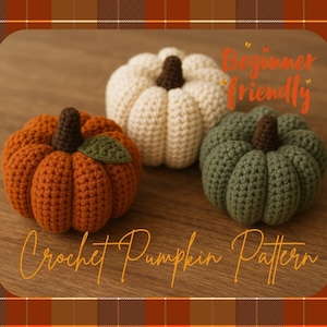 Puede incluir: Tres calabazas de ganchillo en naranja, blanco y verde, cada una con un tallo marrón. La calabaza naranja tiene una hoja verde. Se muestra el texto "Beginner Friendly" y "Crochet Pumpkin Pattern".