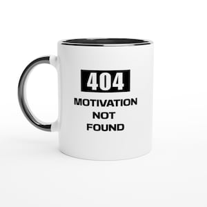 Op de afbeelding: Witte keramische mok met een zwart handvat en rand. De mok toont de tekst "404 MOTIVATION NOT FOUND" in zwart, tegen een witte achtergrond.