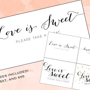 Op de afbeelding: Afdrukbaar bruiloft-gunstbord met de tekst "Love is Sweet" in een cursief lettertype. Het bord is verkrijgbaar in drie formaten: 20,3 x 25,4 cm, 12,7 x 17,8 cm en 10,2 x 15,2 cm.