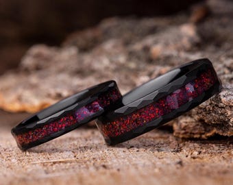 Matchande band med svart hamrad volframröd opal – Parringar med inlägg av eldopal – Matchande ringar för män och kvinnor – CRIMSON MERIDIAN