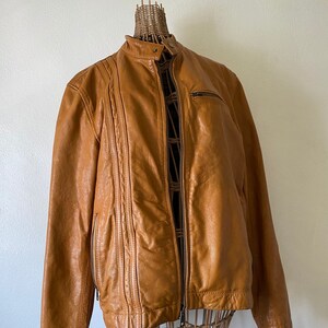 Vintage Tan Leather Jacket: Unisex Multi-Pocket Design, Men&#39;s Medium