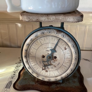 vintage kitchen scale, Pelouze, green, 1950s farmhouse kitchen decor, patina, rusty kitchen scale, ornate dial, round face, vintage scale