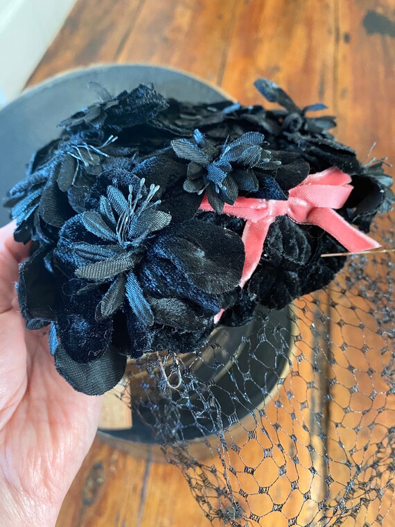 Vintage Fascinator hat, black, veil, velvet flowe… - image 6