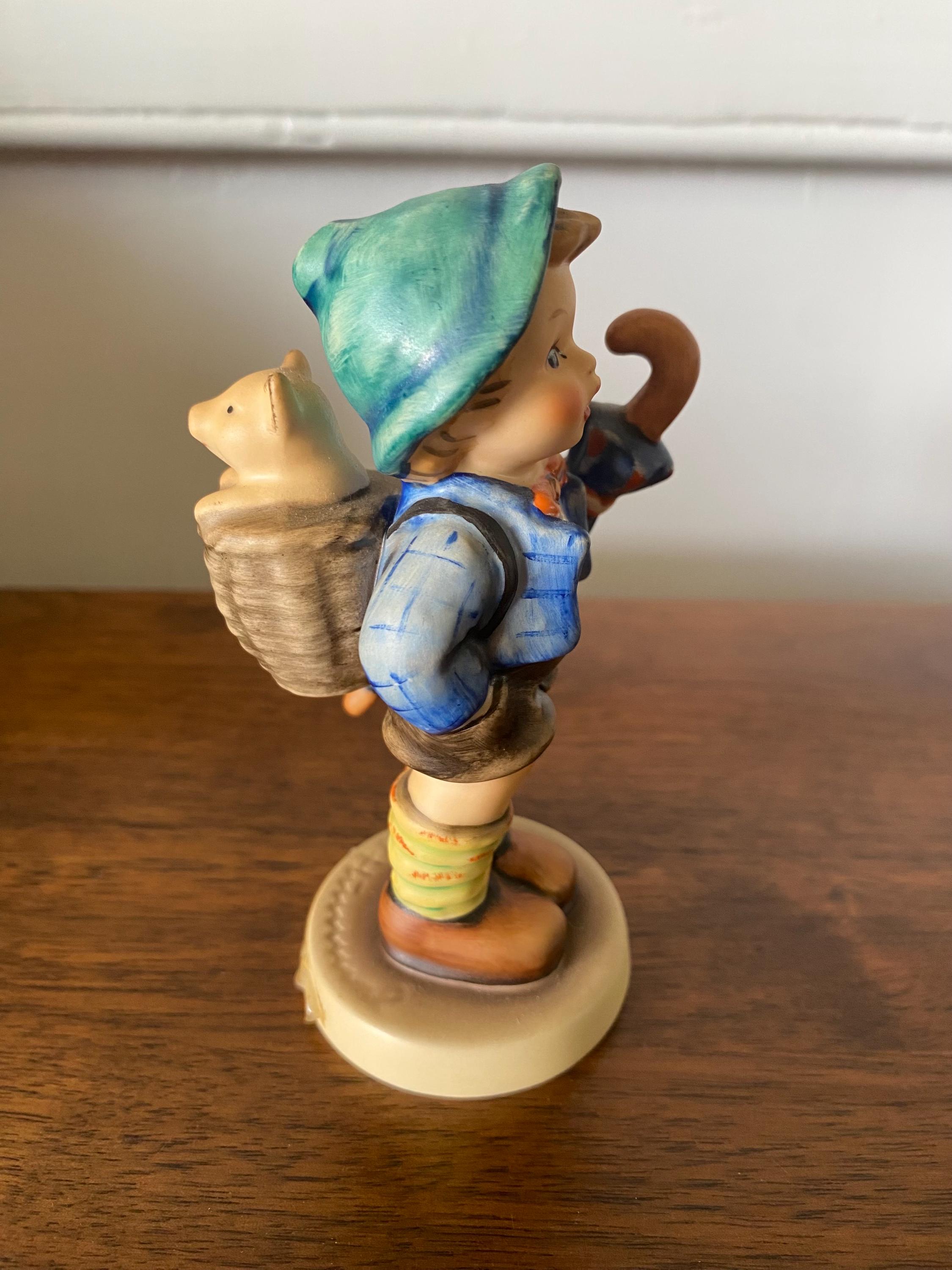 Vintage Hummel Figurine: 