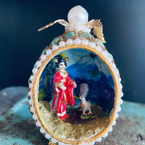 Vintage egg diorama,Japanese scene, real egg diorama, rare, unique, miniature diorama, hand painted, ornate egg diorama, kimono lady diorama