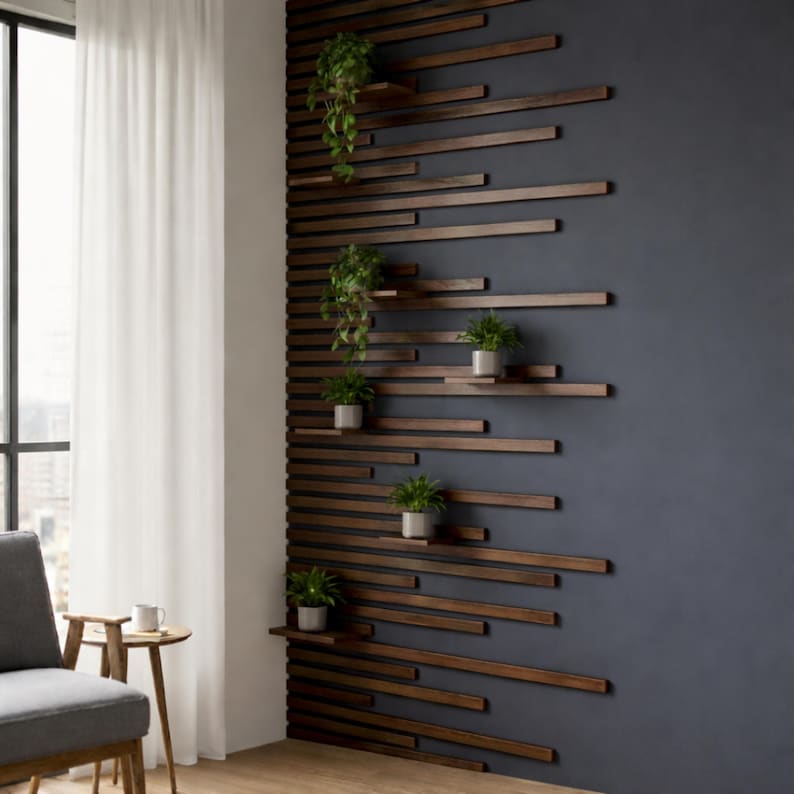 Puede incluir: Un elemento de decoraci&oacute;n mural moderno con un dise&ntilde;o de listones de madera oscura y estantes integrados. Peque&ntilde;as plantas en macetas con hojas verdes se exhiben en los estantes, creando un contraste natural con la pared gris oscuro. El dise&ntilde;o aporta un toque de naturaleza al interior.