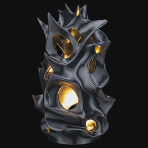 Peut inclure: Une sculpture abstraite gris foncé avec une forme organique complexe. La sculpture présente de multiples ouvertures révélant un intérieur doré et chaleureux. Le design est moderne et artistique, avec une surface lisse et réfléchissante.