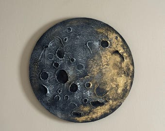 Décoration murale lune texturée faite main : décoration cosmique dorée