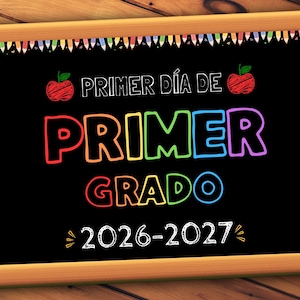 May include: A rectangular chalkboard with a light wood frame featuring a colourful border of pencils at the top. The text reads PRIMER DÍA DE PRIMER GRADO 2026-2027 in multi-coloured letters, flanked by two red apple illustrations on a black background.