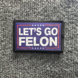 Anti-Trump "Let's Go Felon" Morale Patch, parodie op een bord, met klittenbandbevestiging (5 x 7,5 cm)