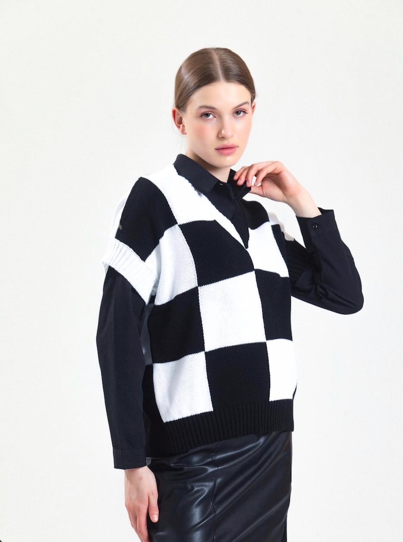 COMPASS BLACK CHECKERED KNITTED VEST main image 1