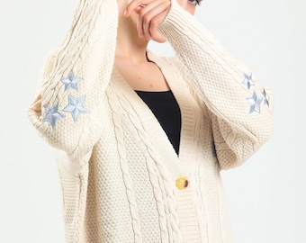 Suéter de invierno de punto bordado con estrellas en beige y gris de crochet