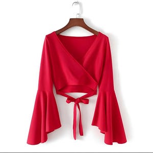 Op de afbeelding: Een set van drie keramische mokken met een gespikkelde, matte afwerking. De mokken zijn in crème, lichtgrijs en donkergrijs. Elke mok heeft een eenvoudig, minimalistisch ontwerp, perfect voor koffie of thee.