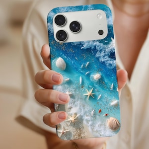 Può includere: Custodia per smartphone con un design oceanico blu e bianco. La custodia presenta una scena di spiaggia con conchiglie, stelle marine e piccoli pesci. Il design include dettagli glitterati dorati, creando un effetto scintillante.