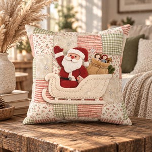 Cuscino natalizio con slitta di Babbo Natale, federa per cuscino decorativo color crema con patchwork pastello, decorazione natalizia in stile vintage cottage.