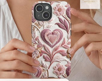 Telefoonhoesje met geborduurd hart en bloemen, romantische blushroze textielkunst