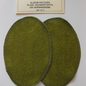 以下が含まれることがあります： ヘリンボーン柄の緑色の楕円形の肘当てが2つ。パッチは布製で、ステッチされた縁があります。カードのテキストは「CRAFT ♥ T'S ELBOW PATCHES PLAID, HOUNDSTOOTH, OR HERRINGBONE SET OF 2」です。
