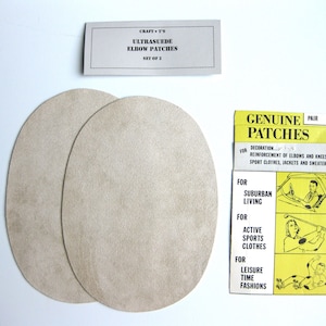 Puede incluir: Dos parches para codos de gamuza ultrasuave beige, empaquetados con una tarjeta de instrucciones amarilla y negra que dice "Genuine Patches" y enumera los usos de los parches, incluyendo "Suburban Living", "Active Sports Clothes" y "Leisure Time Fashions".