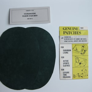 Könnte beinhalten: Zwei dunkelgrüne Ellbogenpatches aus Ultrasuede, ein Paar Ellbogenpatches zur Verstärkung oder Dekoration, mit einem gelben und weißen Etikett mit der Aufschrift "Genuine Patches" und einer Auflistung der Verwendungsmöglichkeiten für "Suburban Living", "Active Sports Clothes" und "Leisure Time Fashions".