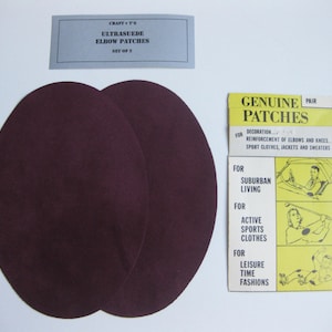 Op de afbeelding: Twee bruine ultrasuede elleboogpatches, een set van twee, met een gele en witte instructiekaart waarop "Genuine Patches" staat en de toepassingen van de patches worden vermeld, waaronder "Suburban Living", "Active Sports Clothes" en "Leisure Time Fashions".