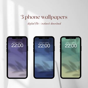 Può includere: Tre smartphone che mostrano sfondi digitali con un design sfumato e una sovrapposizione di ombre. Ogni telefono mostra la data e l'ora: "Domenica, 12 Marzo, 22:00". Il testo "3 phone wallpapers digital file - instant download" è in alto.