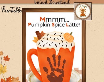Può includere: Un lavoretto stampabile con impronta di mano alla zucca speziata con una tazza arancione con un'impronta di mano, panna montata e un design di latte alla zucca speziata. L'immagine include il testo "Mmmm... Pumpkin Spice Latte!".