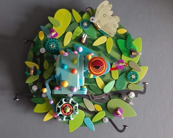 Ensamblaje de arte camaleónico: Arte mural con técnica mixta - Escultura de objetos encontrados
