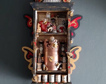 Ensamblaje de arte de la reina: Gabinete real de técnica mixta, objetos encontrados