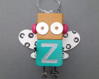 Adorno de robot - Bug Bot Z - Adorno reciclado - Decoración colgante - Jen Hardwick