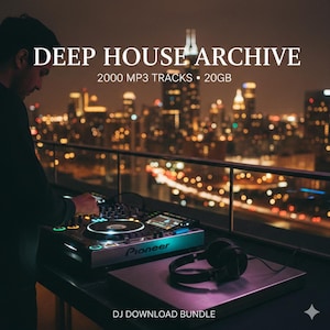 Può includere: Un'attrezzatura da DJ con una console Pioneer, cuffie e il testo "DEEP HOUSE ARCHIVE" con "2000 MP3 TRACKS • 20GB" e "DJ DOWNLOAD BUNDLE" su uno sfondo di skyline notturno.