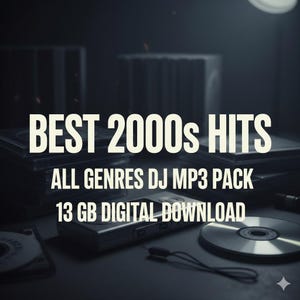 Op de afbeelding: Afbeelding met de tekst "BEST 2000s HITS", "ALL GENRES DJ MP3 PACK" en "13 GB DIGITAL DOWNLOAD". De afbeelding toont cd's, een digitale muziekspeler en een donkere achtergrond.