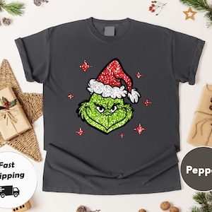 Camiseta Comfort Colors® con cara del Grinch con purpurina sintética, camiseta navideña divertida, camiseta gráfica del Grinch, camiseta del Grinch con Papá Noel, camiseta del Grinch con gorro de Papá Noel