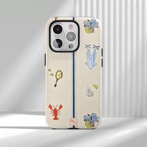 Puede incluir: Funda de iPhone color crema con un diseño caprichoso que presenta una langosta roja, un traje de baño a rayas azules y blancas y otras ilustraciones náuticas. La funda tiene un borde color crema y una raya vertical azul.