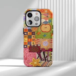 Puede incluir: Funda de teléfono colorida con un diseño de patchwork. La funda presenta varios patrones, incluyendo una manzana, estrellas y un sol. El diseño incorpora una mezcla de colores, incluyendo naranja, verde, rosa y amarillo.