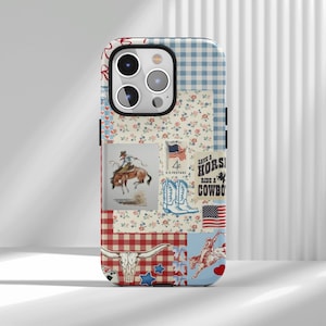 以下が含まれることがあります： カウボーイをテーマにしたパッチワークデザインの携帯電話ケース。ケースには、馬に乗るカウボーイ、カウボーイブーツ、アメリカ国旗、そして「Save a horse, ride a cowboy」のテキストの画像が含まれています。