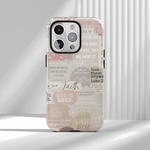 Op de afbeelding: Een telefoonhoesje met een collage-ontwerp met inspirerende citaten en zinnen in verschillende lettertypen en kleuren. De hoes heeft een beige en witte achtergrond met tekst als "Faith", "God is Good" en "Love is kind".