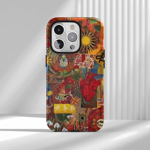 Può includere: Una custodia per smartphone caratterizzata da un vivace collage di varie illustrazioni, tra cui un cuore anatomico rosso, uno scarabeo blu, un pesce, un sole giallo, un occhio umano e un piccolo segnale stradale giallo con del testo.