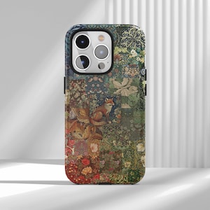 Könnte beinhalten: Eine Handyhülle mit einem farbenfrohen Patchwork-Design mit floralen Mustern und einem Fuchs. Die Hülle hat einen dunklen Rand und Aussparungen für die Kameralinsen. Das Design enthält Farbtöne von Grün, Rot und Braun.